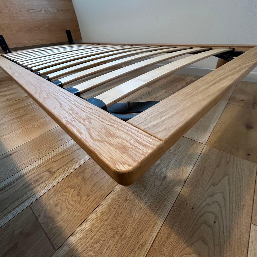 無印良品　木製ベッドフレーム シングル　オーク　脚付　ヘッドボード付　(右)