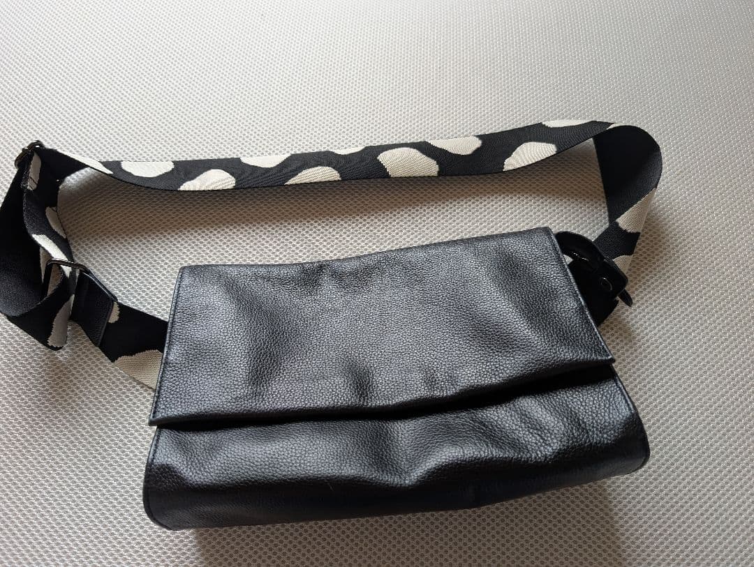 黒レザー ボディバッグ 白黒ストラップ