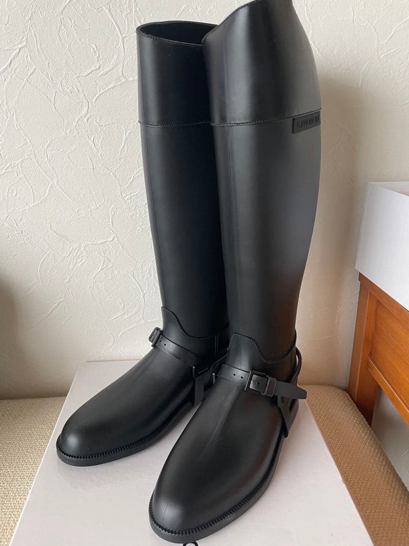 ピンクの猫 GIVENCHY ジバンシー・エンボス加工レインブーツ