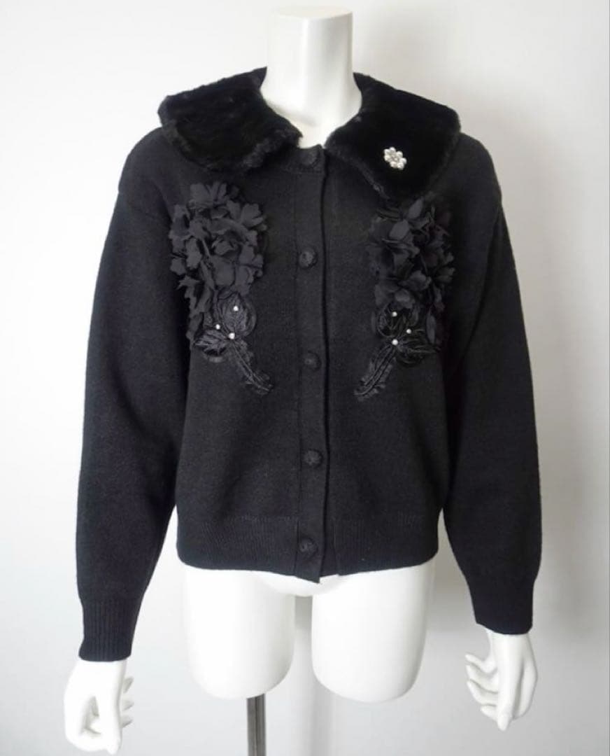 スーパービューティー⭐️ 胸元刺しゅう入りファー襟ニットカーディガン 44