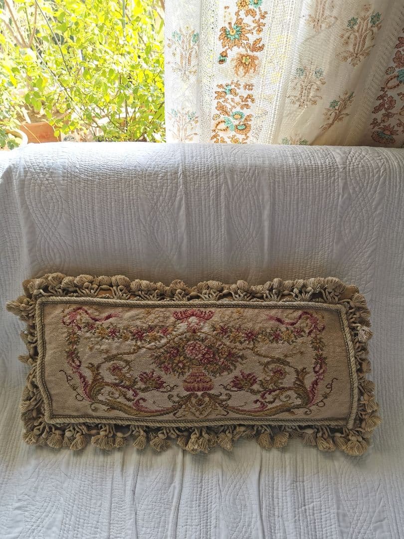 アンティーク プチポワン 薔薇のガーランドのニードルポイント クッションカバー