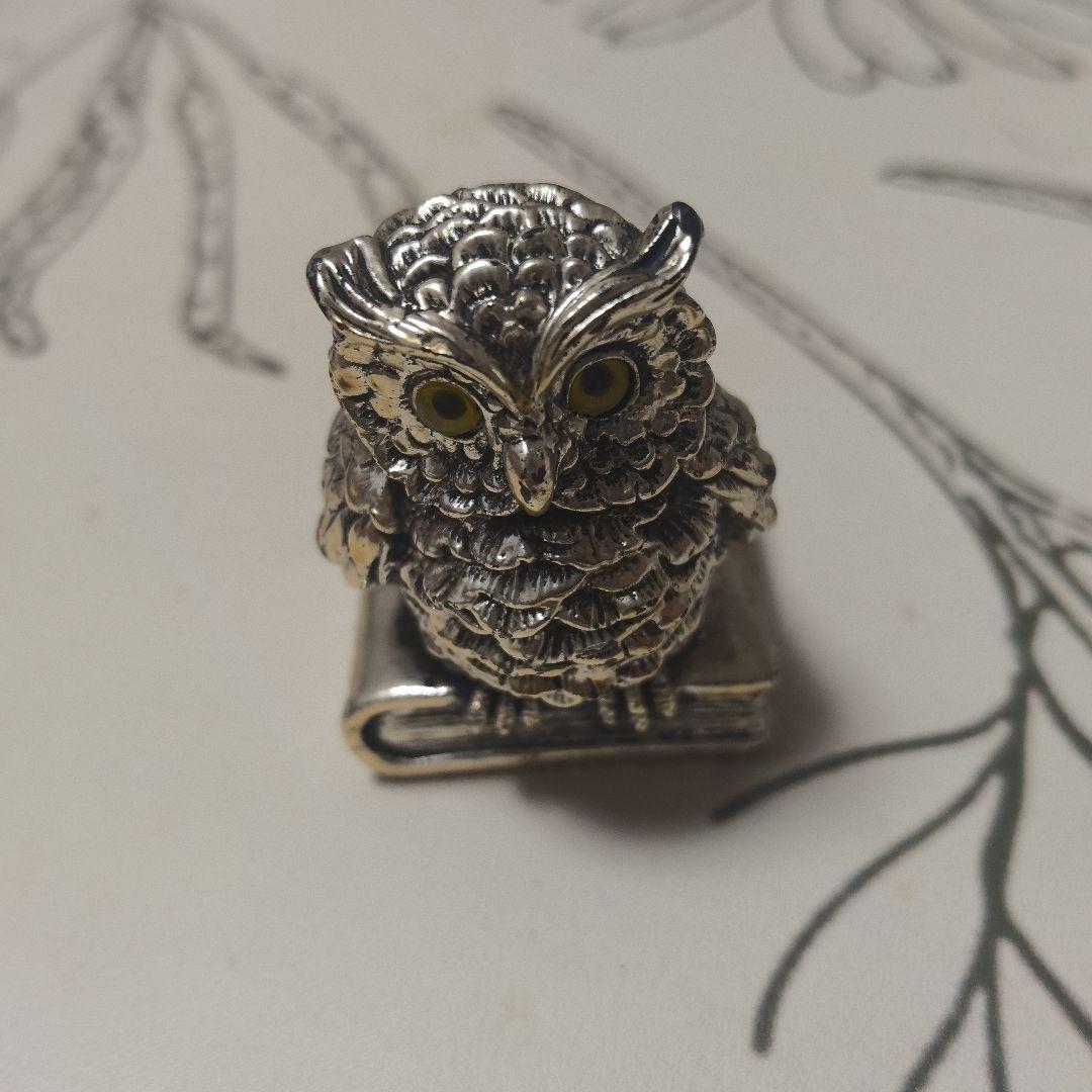 フクロウの金属製置物 本の上に座る