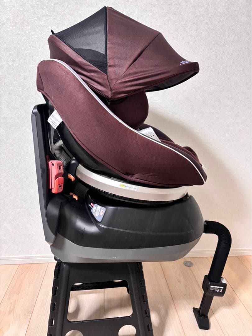 美品　コンビ　Combi ネルームエッグショック　チャイルドシート　回転式