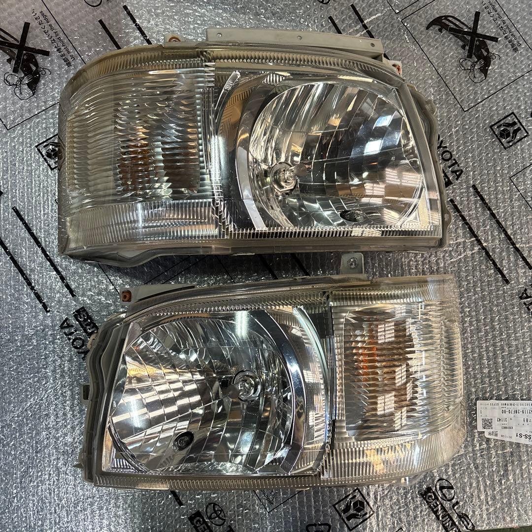 ハイエース　200系　1.2型ヘッドライト　純正