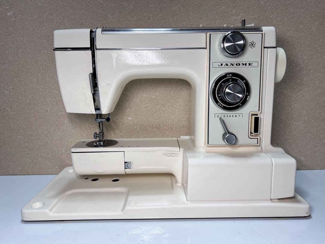 ジャノメ エクセル.フリーモーション刺繍もできるレトロミシン 815