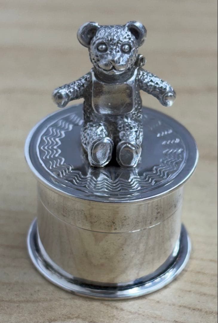 ティファニー シルバーの乳歯ケースです。