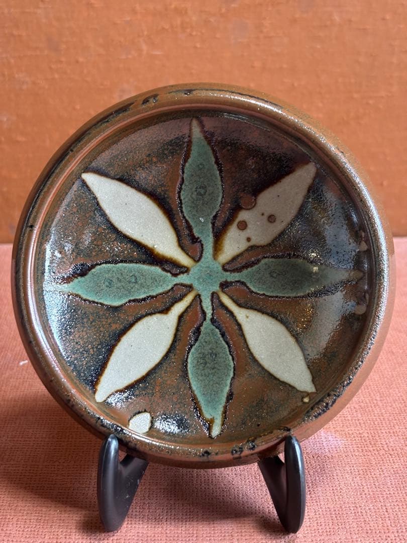 やまちゃん河井寛次郎作白緑柿釉花文独楽形皿　検森に咲く一輪の花