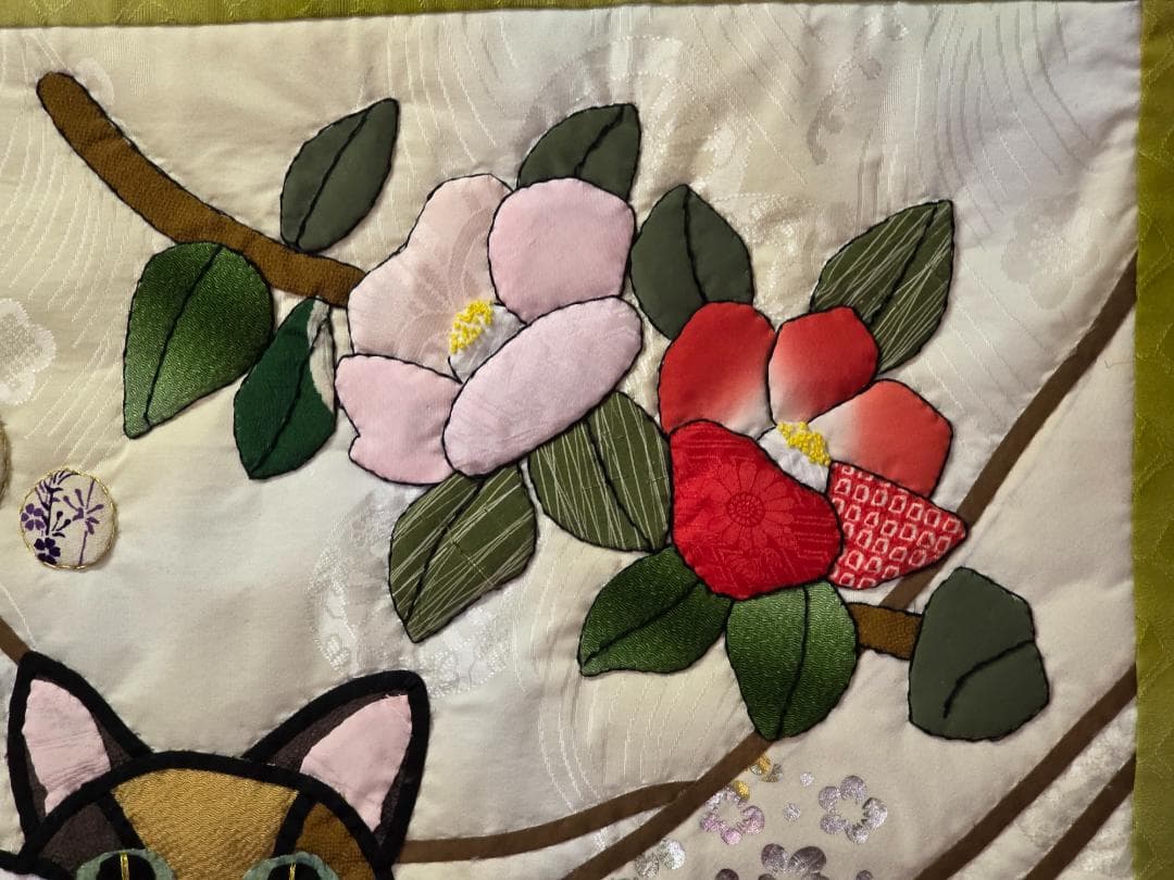【ハンドメイド】ステンドグラスキルトタペストリー　招き猫と寒椿