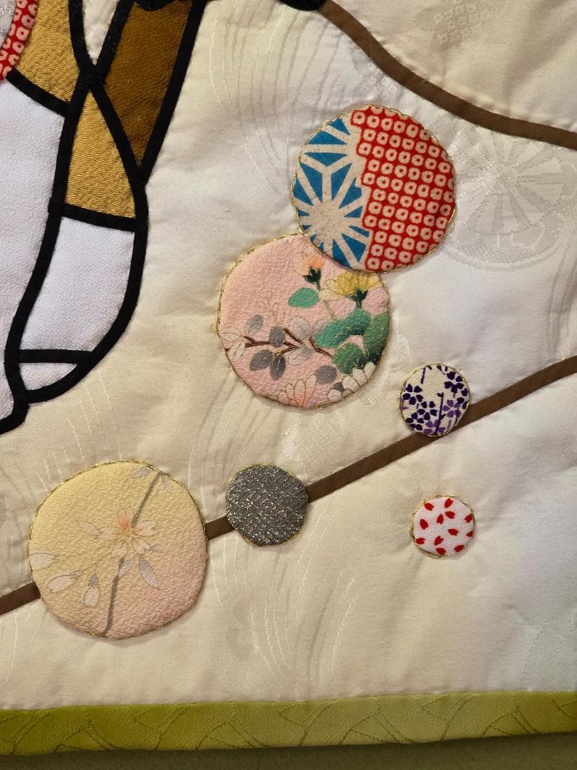 【ハンドメイド】ステンドグラスキルトタペストリー　招き猫と寒椿