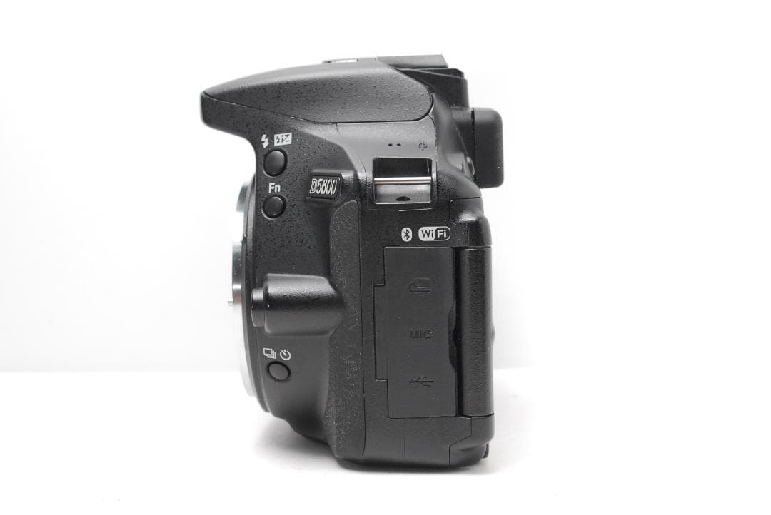 【使用感極少　ダブルレンズ】　Nikon D5600　WiFi搭載　スマホ転送