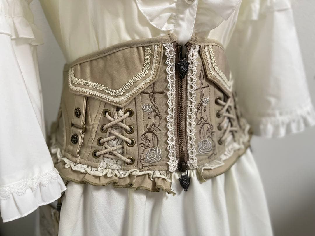 オッズオン 薔薇刺繍コルセット