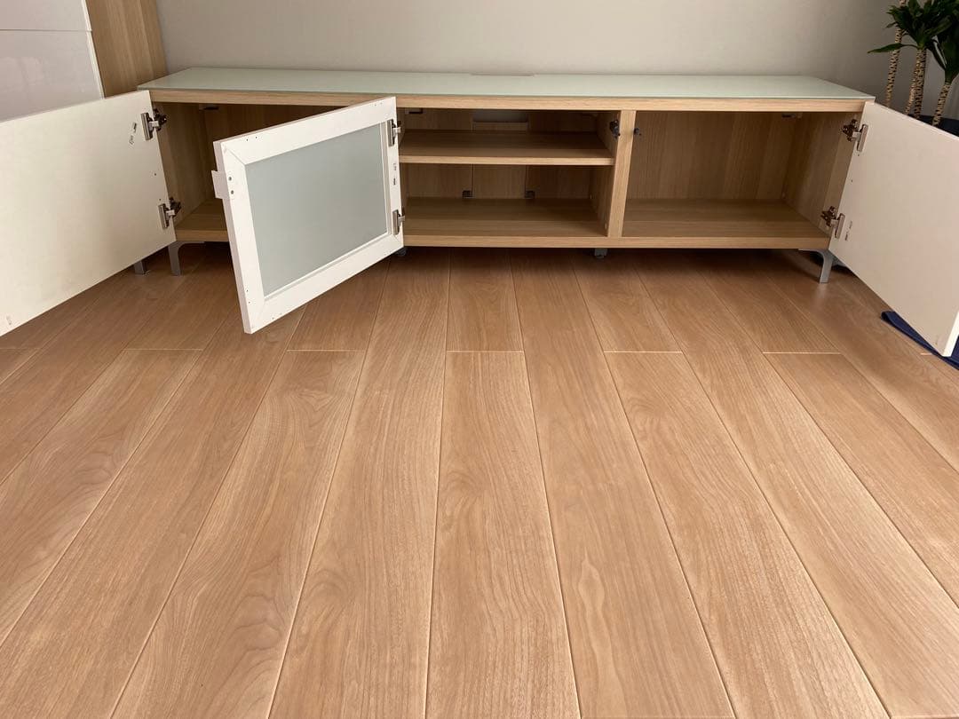 【IKEA】ベストー　テレビ台 ホワイト　ガラス天板付き