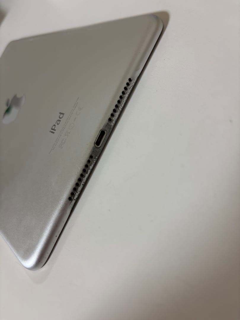 iPad mini 4 シルバー (128GB) 本体