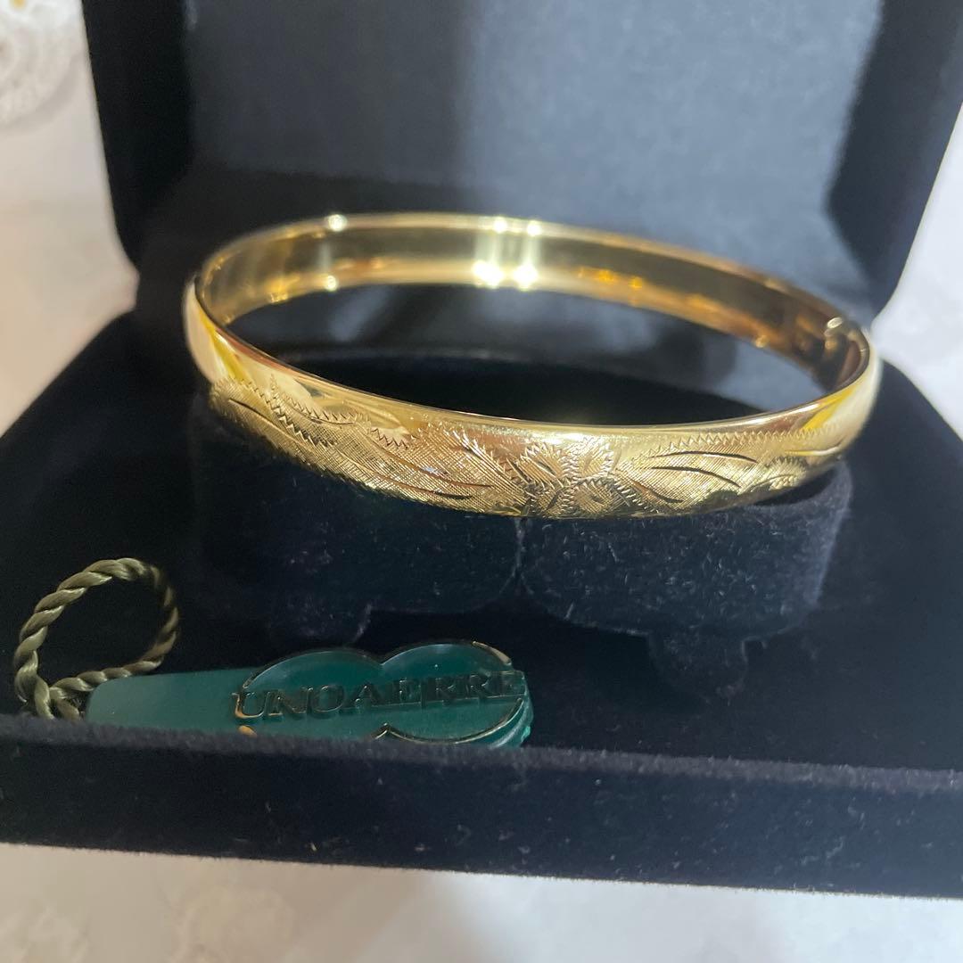 ウノアエレ　k18 ゴールドエングレーブバングル　四葉