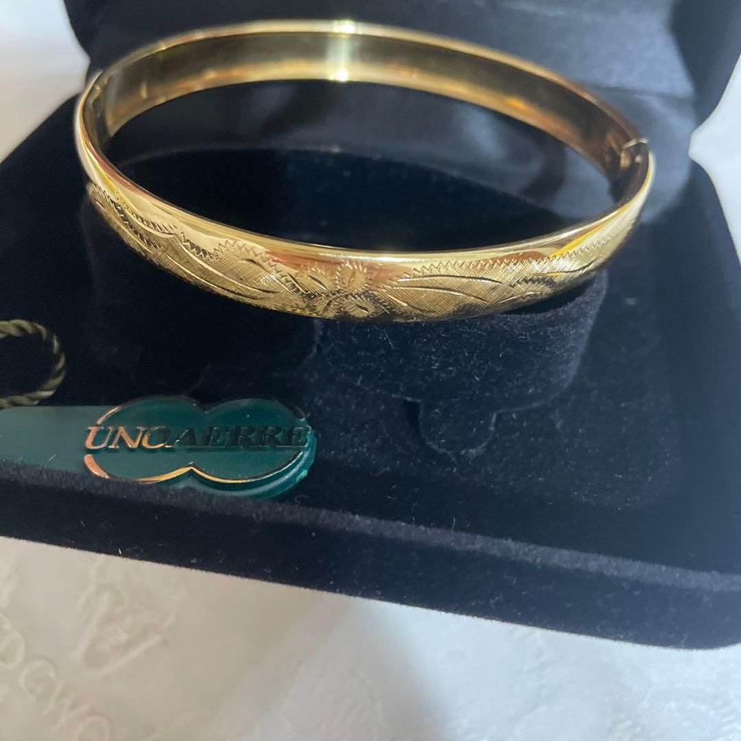 ウノアエレ　k18 ゴールドエングレーブバングル　四葉
