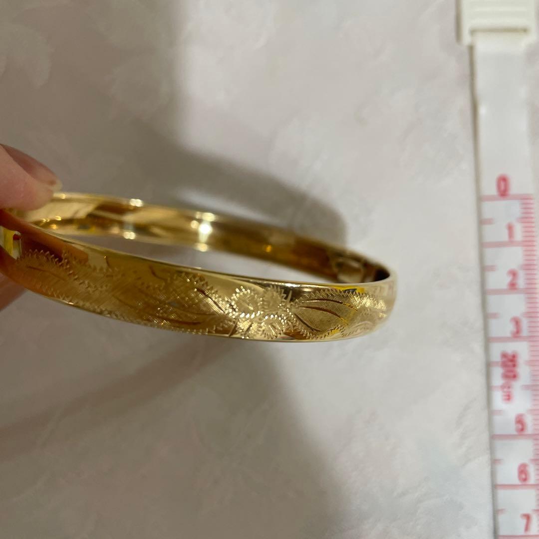 ウノアエレ　k18 ゴールドエングレーブバングル　四葉