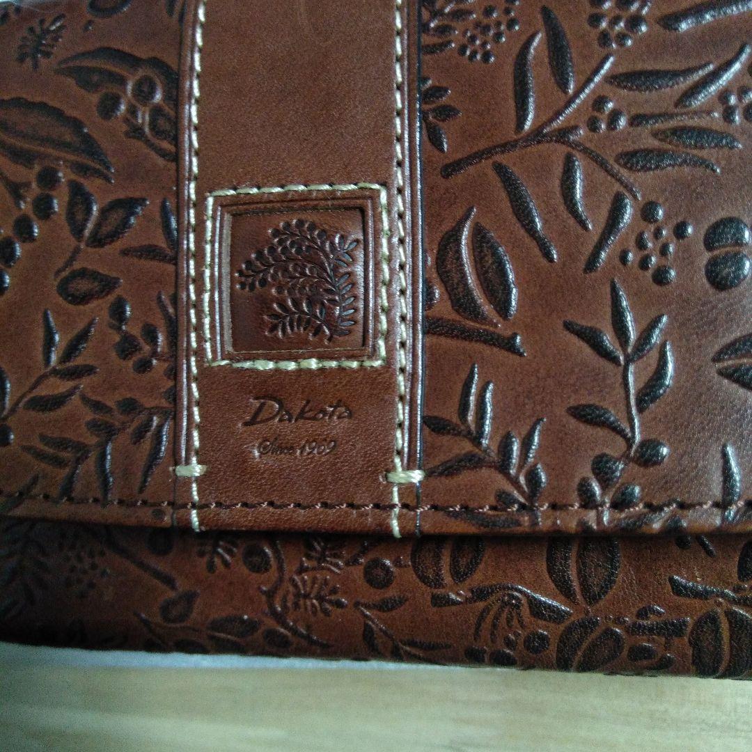 Dakota のイタリア製牛革ミモザ花柄 長財布