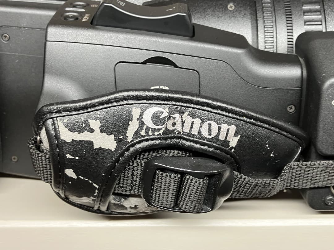 Canon 業務用ビデオカメラ XF305 (バッテリ・CFカード付、即収録可)