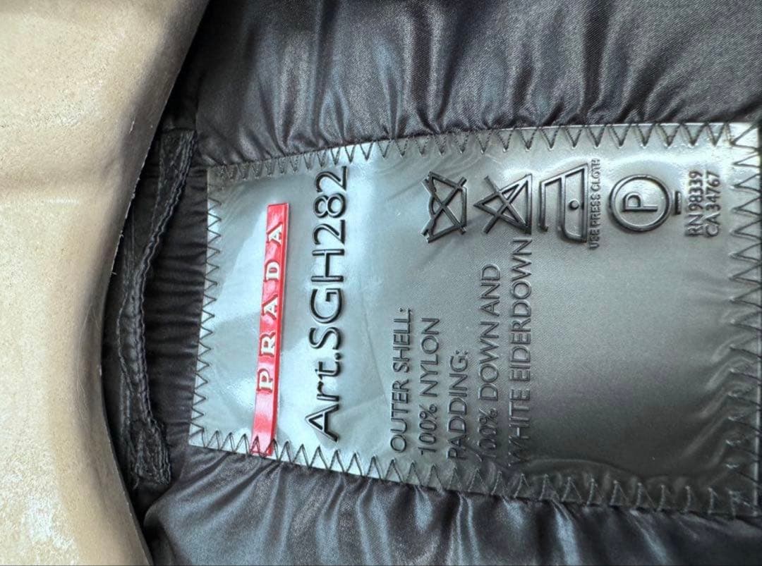 PRADA ブラック ダウンベスト