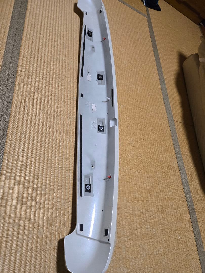 80系ヴォクシー ノア　エスクァイア　純正リアスポイラー　070ホワイトパール