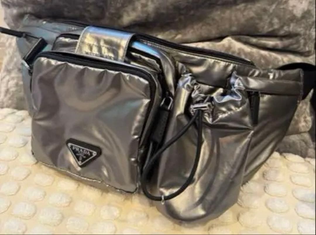 セールPRADA モンタナ ナイロン ボディバッグ シルバー