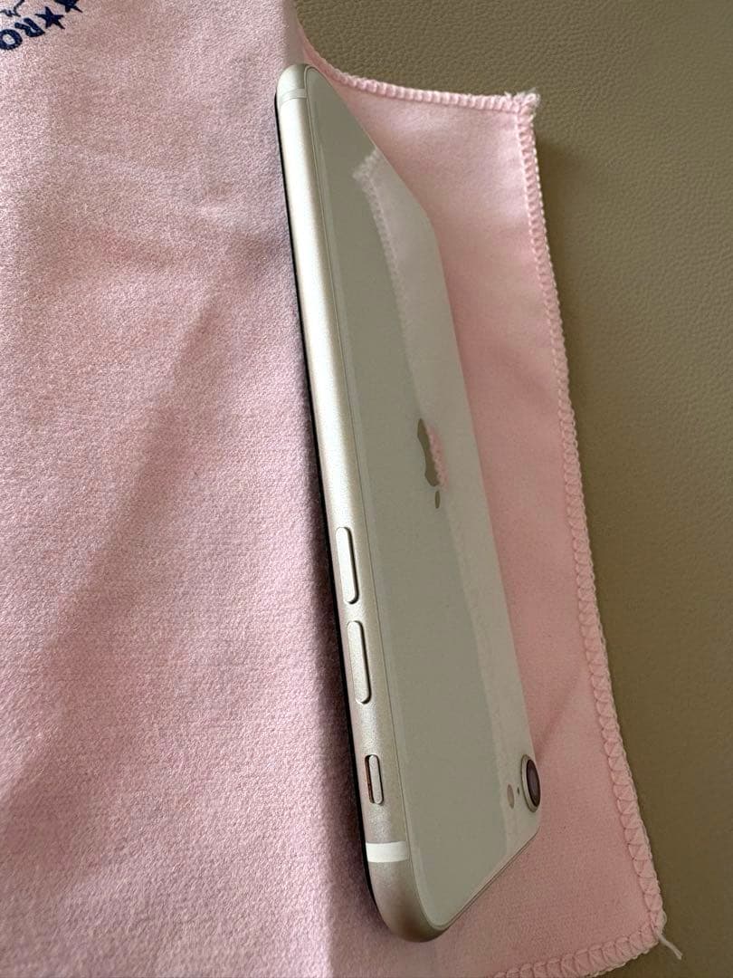 iPhone SE (第3世代) ホワイト 本体　128㎇