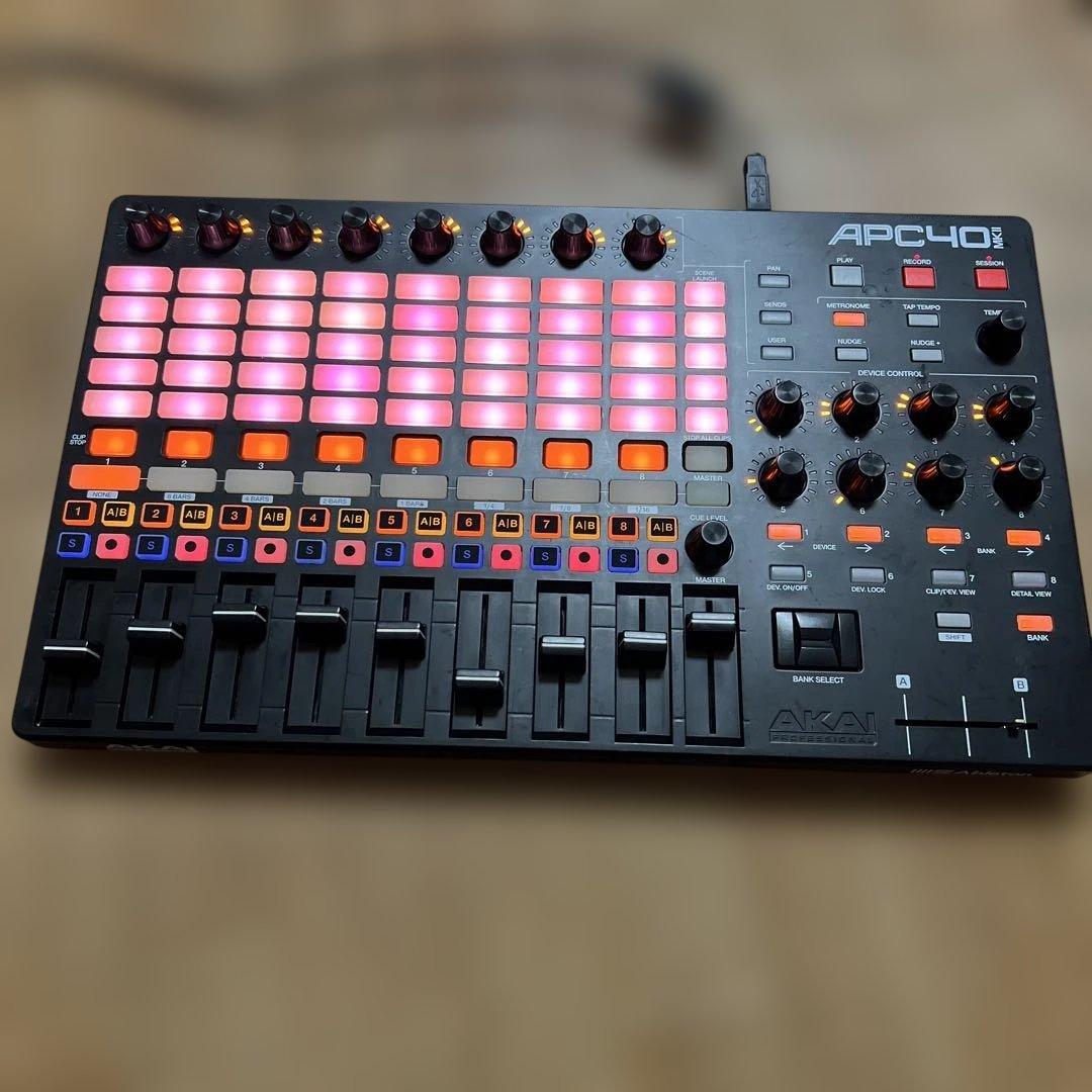 AKAI APC40 MIDIコントローラー中古品です。