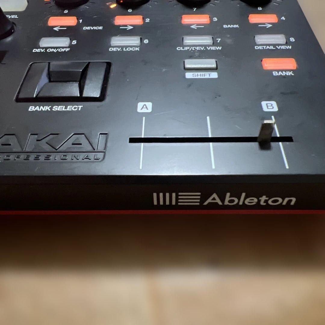 AKAI APC40 MIDIコントローラー中古品です。