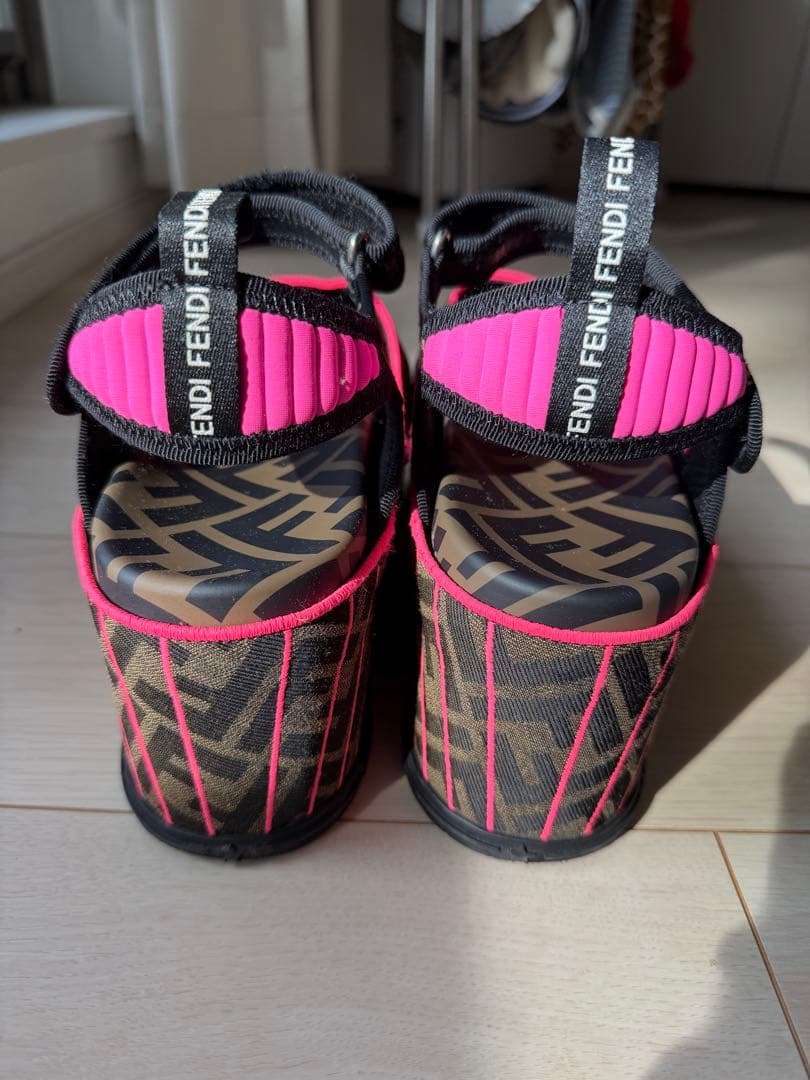 FENDI ブラック ピンク サンダル