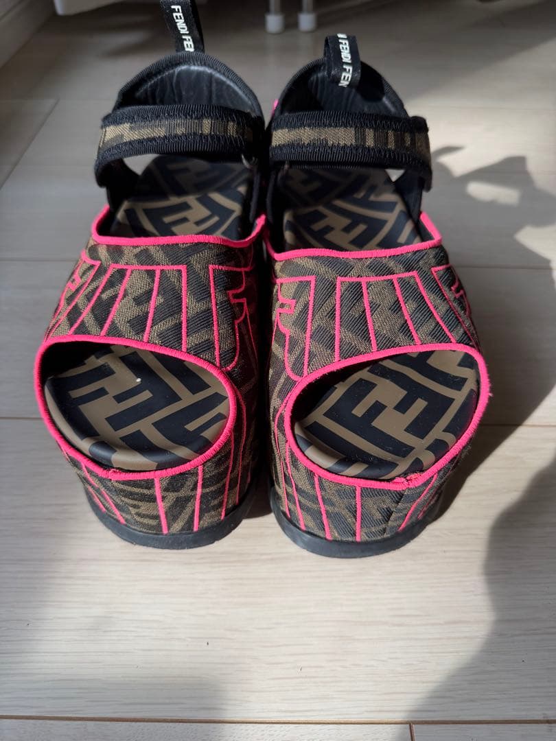 FENDI ブラック ピンク サンダル