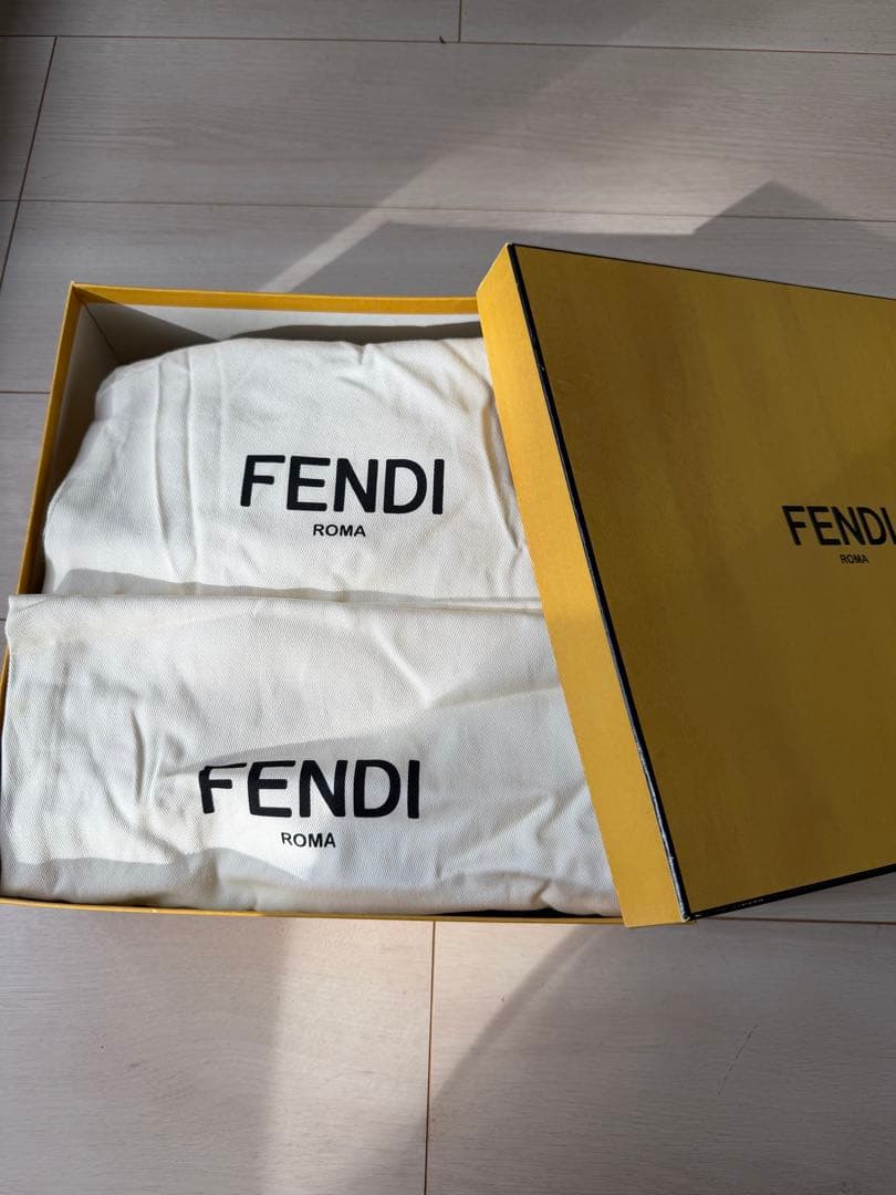 FENDI ブラック ピンク サンダル