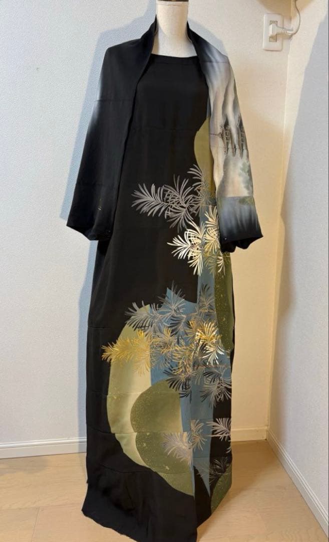 あーす　黒留袖リメイクワンピース＋手描き友禅マーガレット ― 金糸刺繍松葉