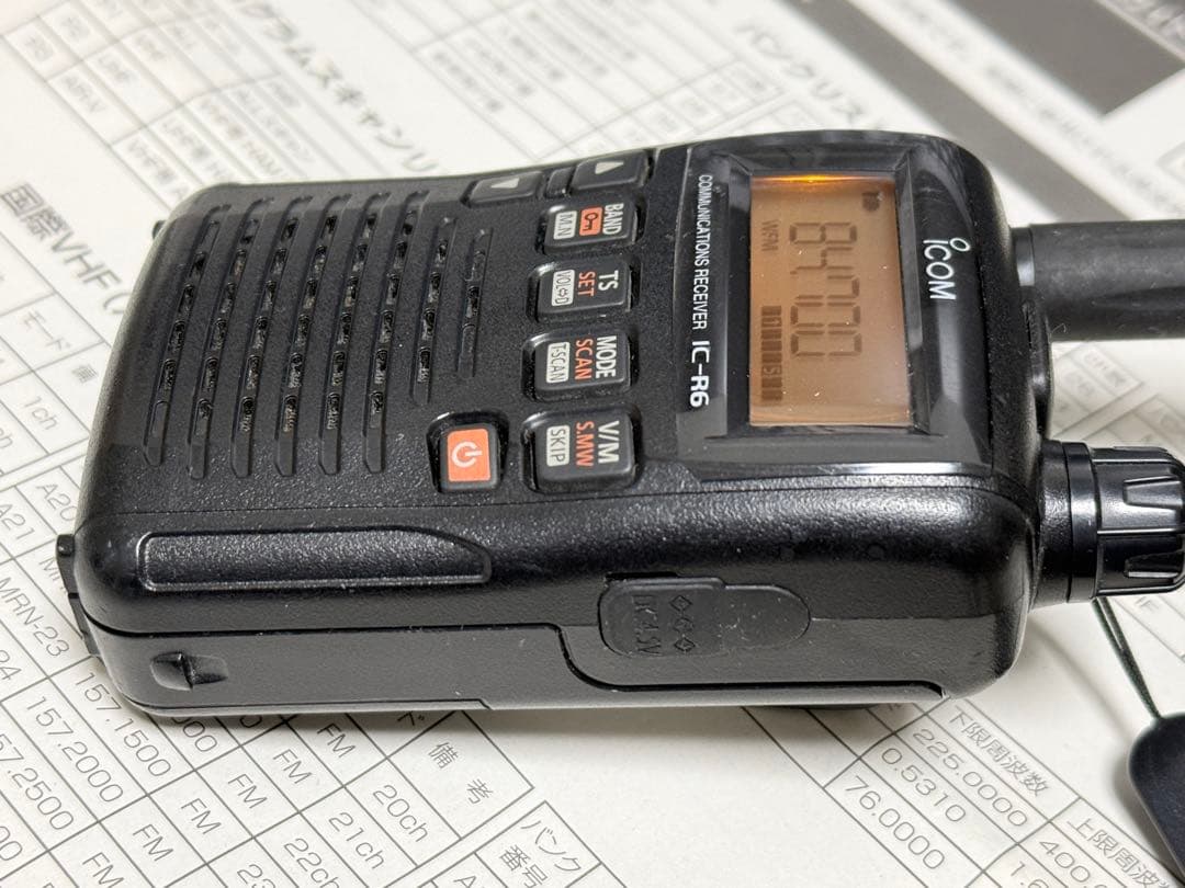 ICOM IC-R6 受信機 と クローニング ケーブル