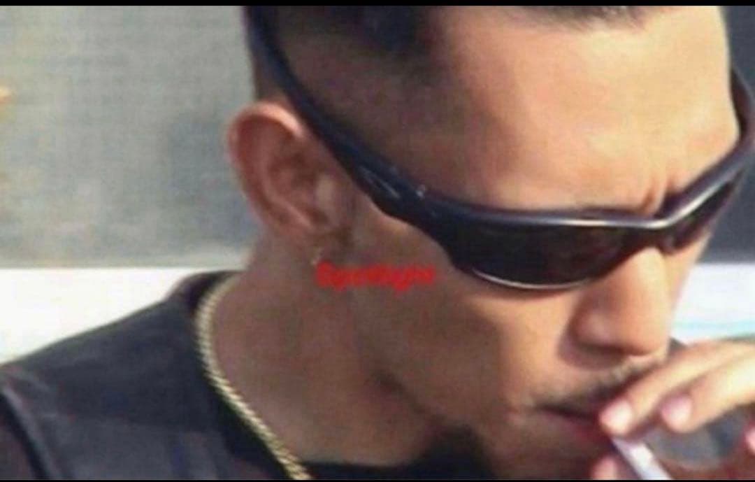 OAKLEYstraightjacket io着用