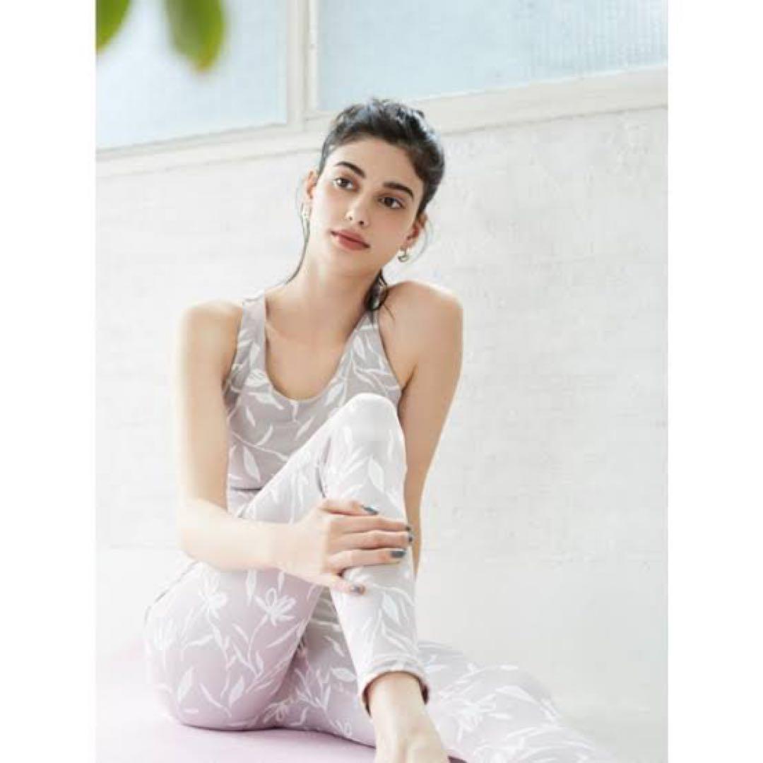 emmi yoga　ニューパウダリーフラワーレギンス＆トップスセット　完売品