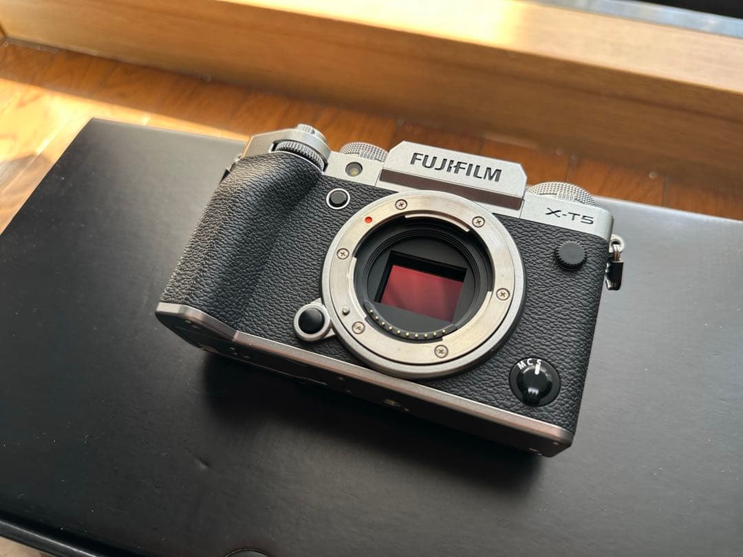 富士フイルム ミラーレスカメラ　X-T5シルバー