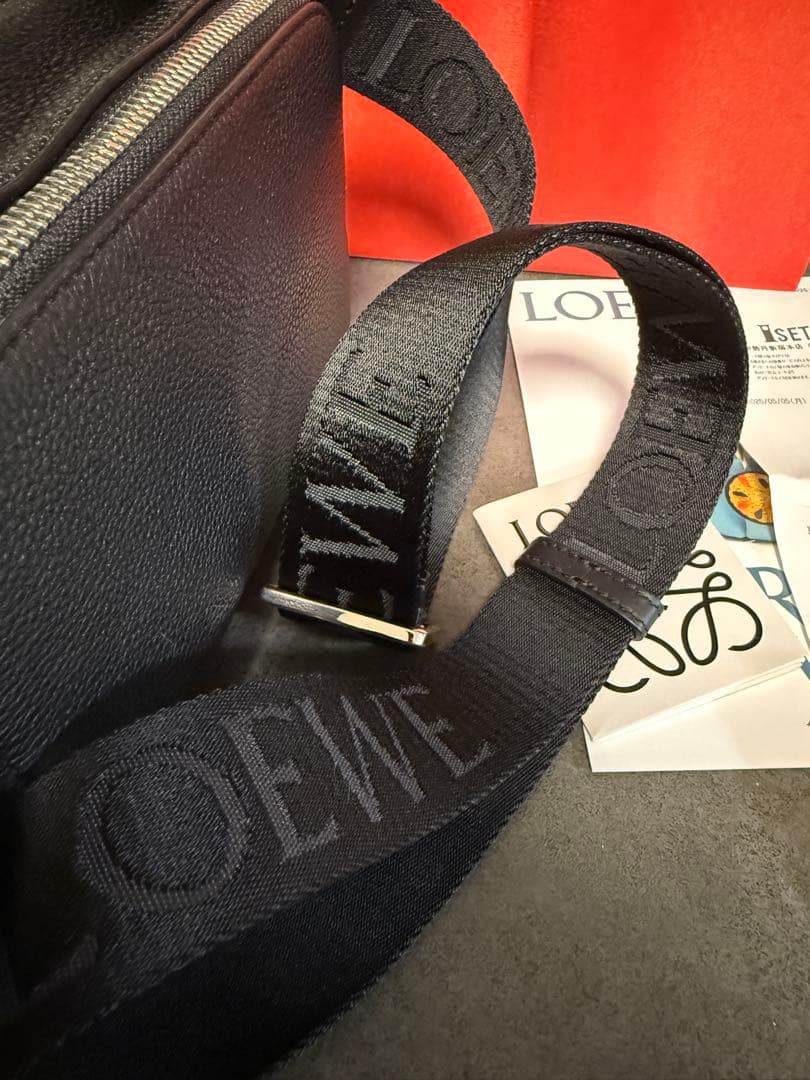 LOEWE ブラック レザー ショルダーバッグ