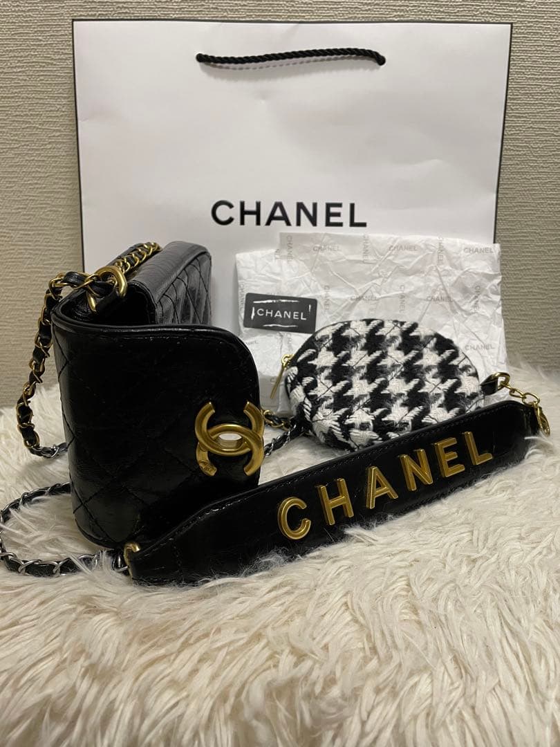CHANEL シャネルの人気スマホホルダーとミニポーチ ❣️