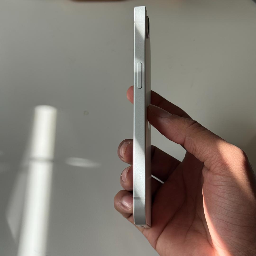 【未使用に近い】iPhone 16e 128GB｜SIMフリー版　充電100％