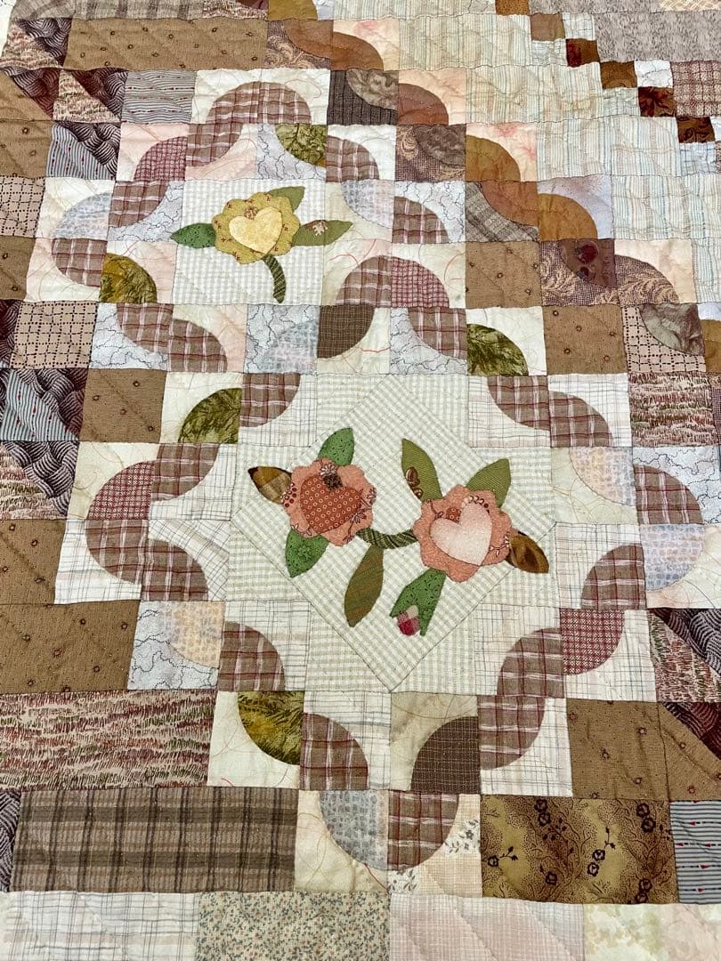 パッチワークキルト　タペストリー　ベッドカバーサイズ