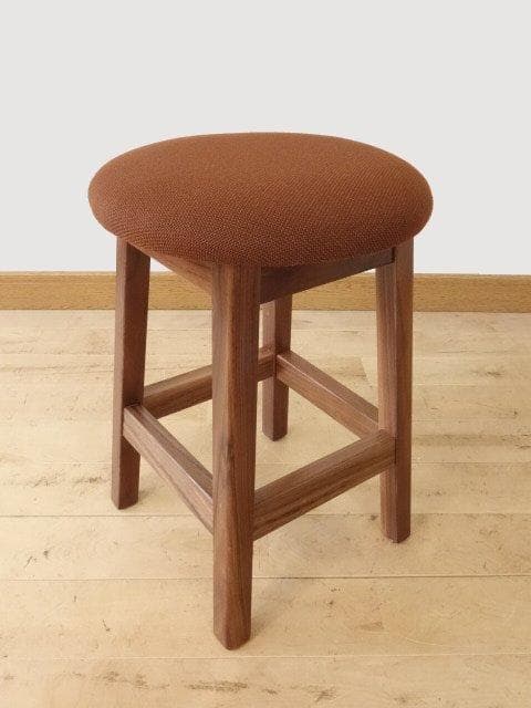 北海道手作り家具　ウォールナット材　スツール　座面布座（茶色）