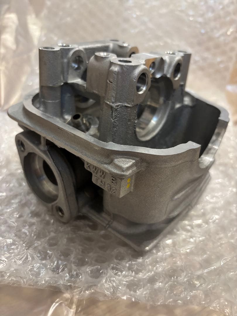 12200-KWW-740 シリンダーヘッド 未使用 スーパーカブ110プロ