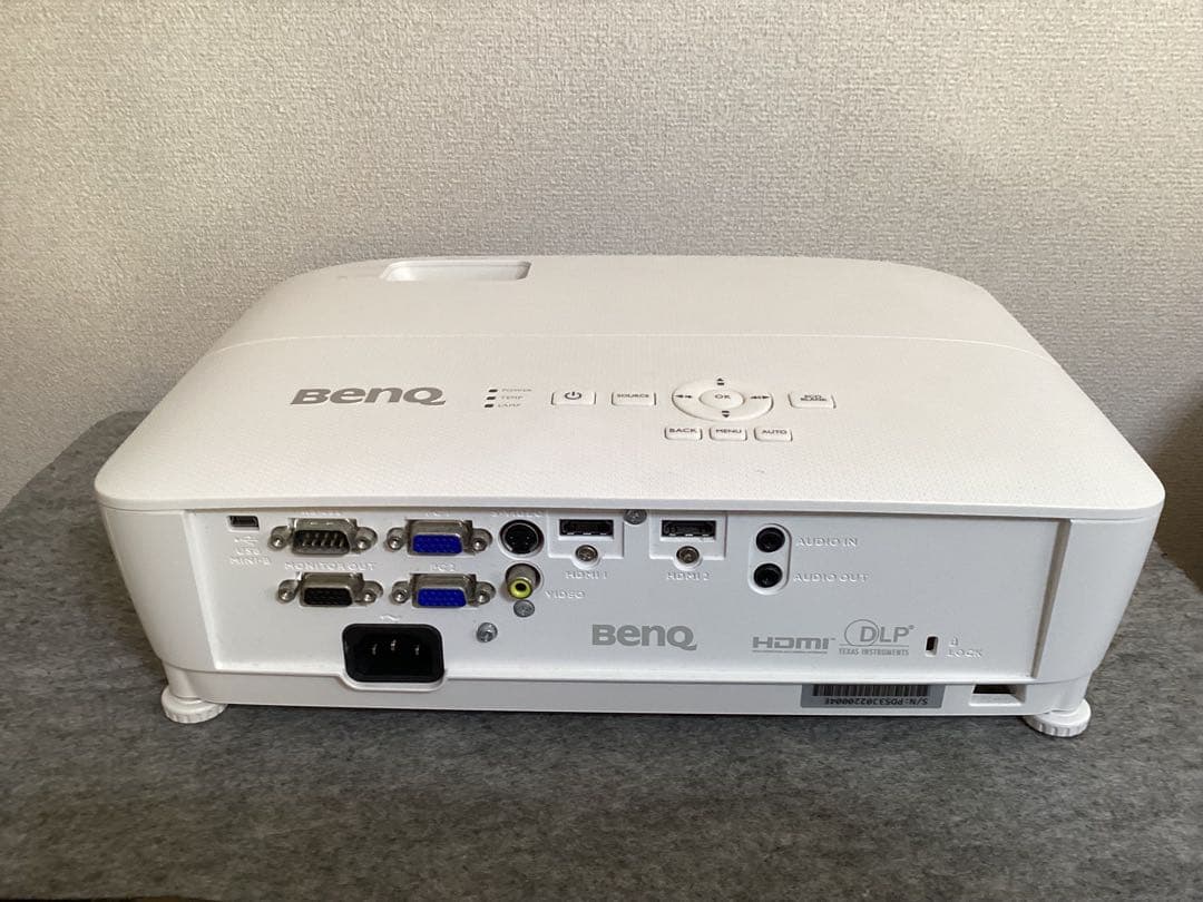 BenQプロジェクターMH534