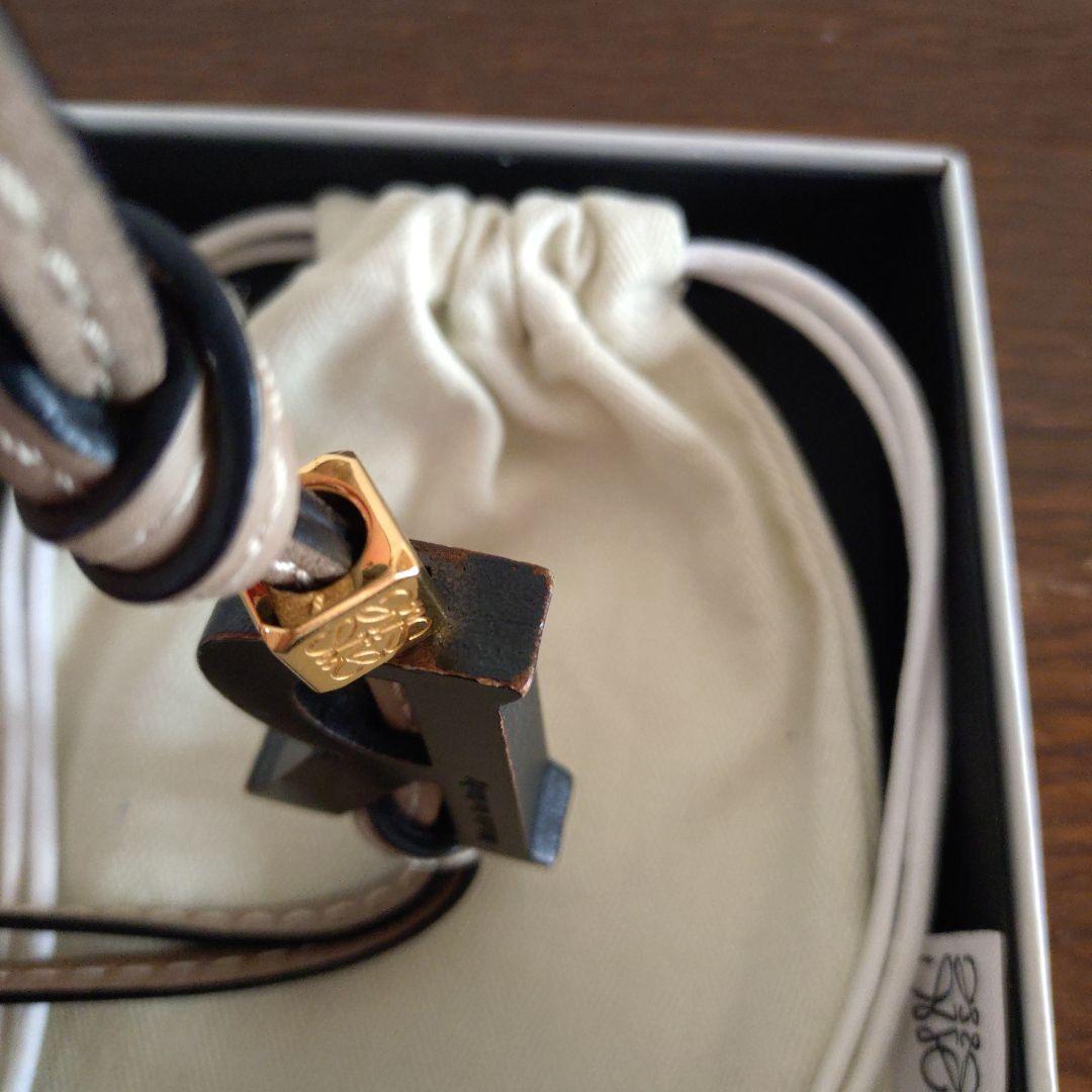 LOEWE　ロエベ　チャーム　イニシャル
