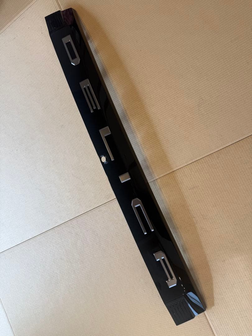 新型デリカD5純正リアガーニッシュ一体リアエンブレム　新車外し未使用