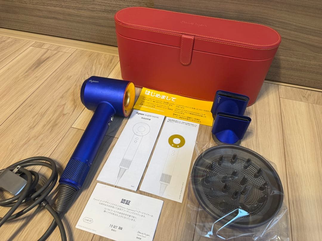 【人気商品】Dyson ヘアドライヤー 付属品有　収納ケース付き　金箔