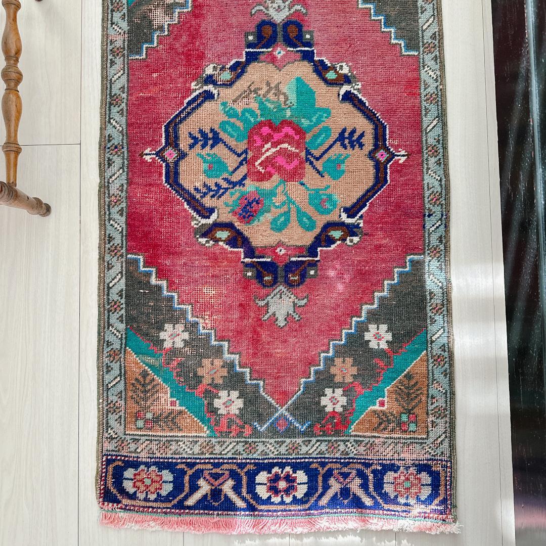 トルコヴィンテージラグ A84 人気柄 レア レッド グリーン ピンク ネイビー