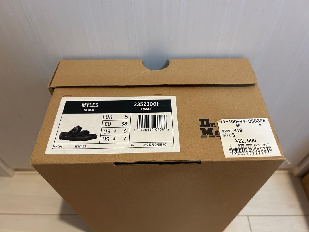 Dr. Martens Myles ブラック サンダル