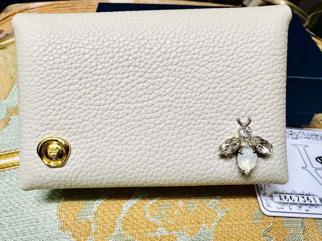 A.D.M.J. スワロフスキー　カードケース　レザー 名刺入れ アイボリー 蜂