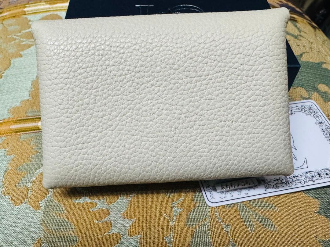 A.D.M.J. スワロフスキー　カードケース　レザー 名刺入れ アイボリー 蜂